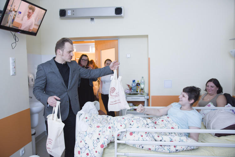 Muzyk Piotr Rogucki odwiedził dzieci w szpitalu 1 32868 80c184f8917ca50d0de745588197f8ec