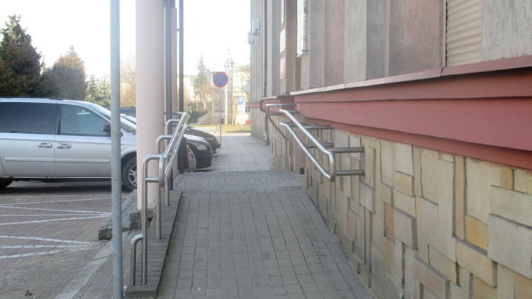 Bariery architektoniczne w piotrkowskim magistracie. Co może załatwić osoba niepełnosprawna? 1 34490 d1604dc307c4d13240dd85a27c60b6dc
