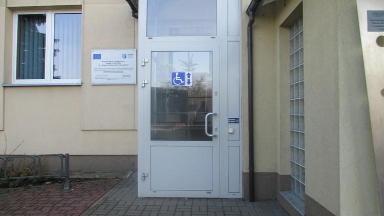 Bariery architektoniczne w piotrkowskim magistracie. Co może załatwić osoba niepełnosprawna? 2 34490 db9b12b73f344190da2c49f7bfafc9af