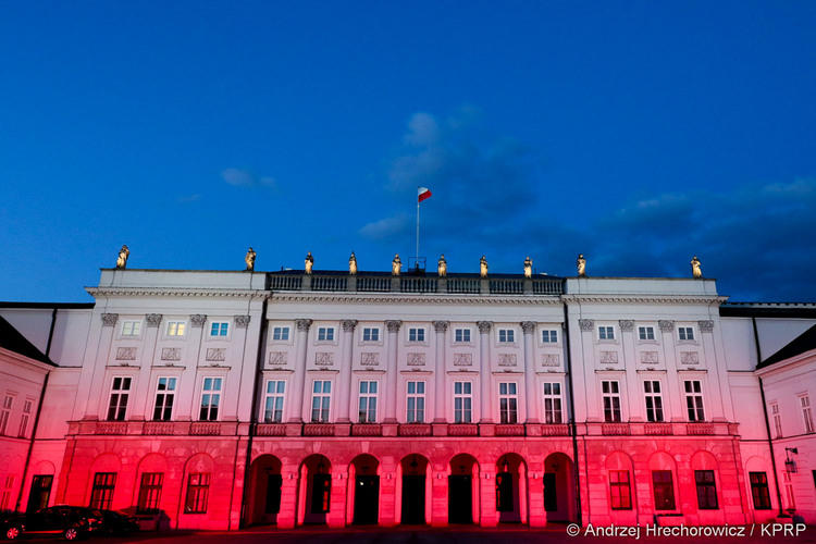 Dzień Flagi Rzeczpospolitej Polskiej. Pałac Prezydencki w biało-czerwonych barwach 1 35192 9fcd05c403ad55c8f619affb166b0ac0