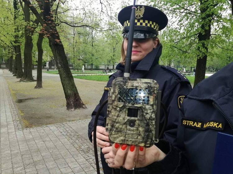 Zaśmiecają lasy. Pomóc ma fotopułapka 2 35255 fe7e4979c9af004b1aacc7d7709dc7c7