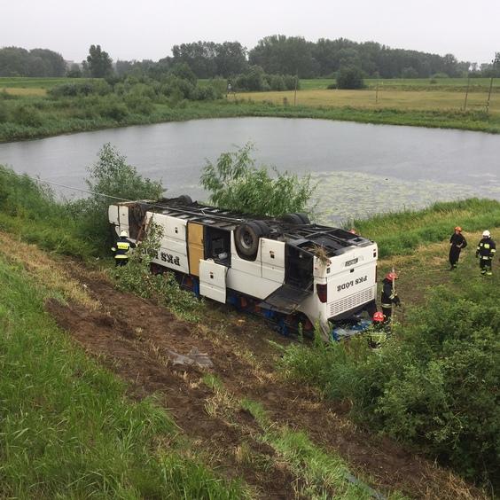 Dachowanie łódzkiego autobusu PKS w powiecie świeckim 1 36913 62c007f3a7295104e064991ac2759a57