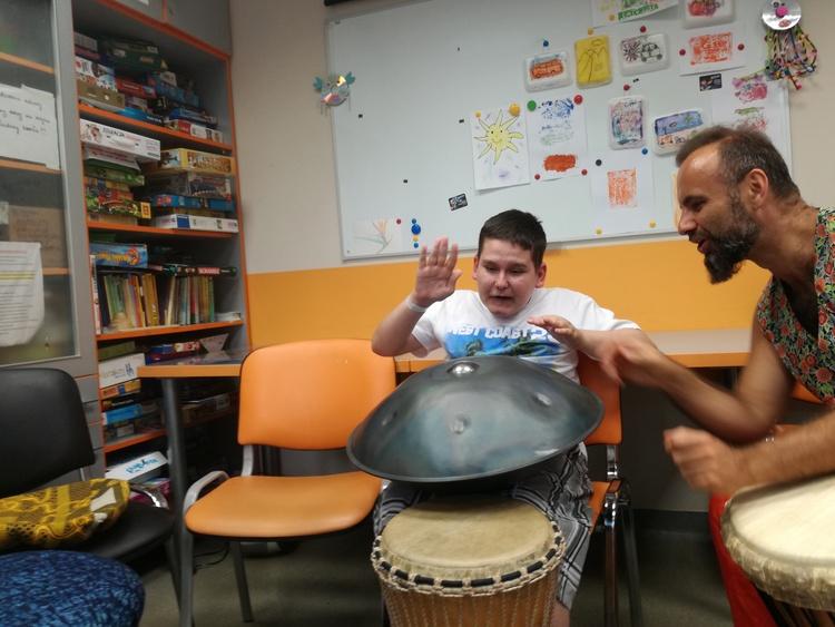 Bębny zagłuszą chorobę. Warsztaty muzyczne na dziecięcym oddziale onkologicznym 2 37392 e8c6d1dc42d244027ff5075993964d41