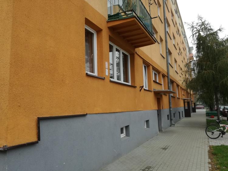 Zaplombowane drzwi do mieszkania w którym wcześniej zmarł lokator. Sąsiedzi skarżą się na zapach 1 39378 042dc73f48a7d4610ef630f8d23d0178