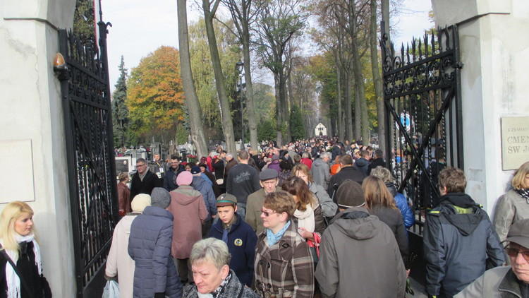 Uważajmy na cmentarzach. Policja ostrzega przed kieszonkowcami 1 39681 ea295249f90d029c737035e90645020c