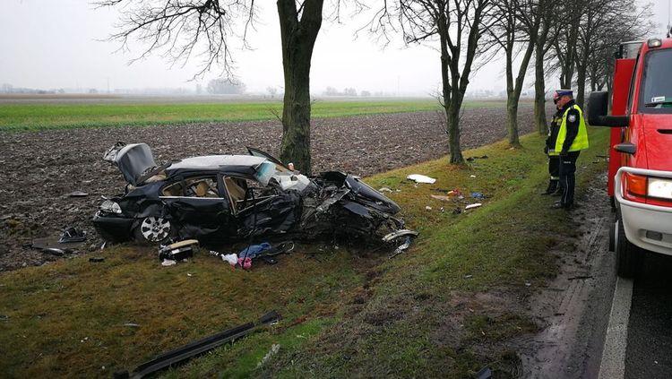 Groźny wypadek na drodze z Wielunia do Złoczewa, ranna jedna osoba 1 40168 225c675398d654baff7aaffee2211e5f