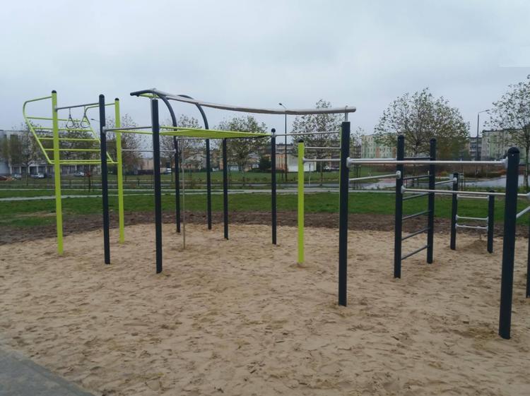 Trening z wykorzystaniem ciężaru własnego ciała. W Wieluniu otwarto Street Workout Park 1 40287 72abfb2c33e717539d8b4f6f75e45e6b