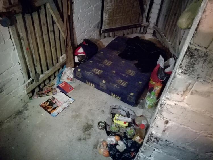 Bezdomny terroryzuje mieszkańców. Władze spółdzielni, straż miejska i pomoc społeczna są bezradni 1 40403 8486d90155cd34029ed82814ebd0e0f1