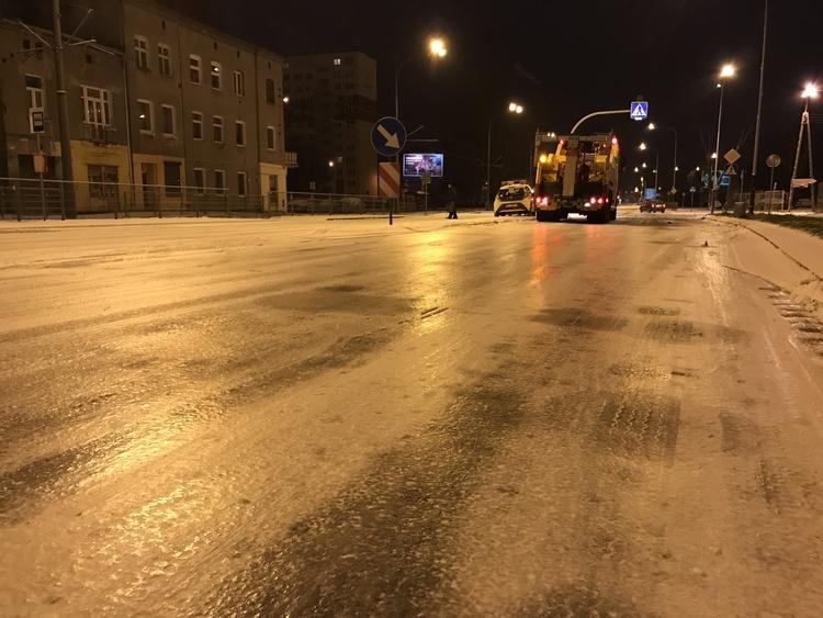 Kiepskie warunki na łódzkich drogach. Internauci pytają, czy zima zaskoczyła drogowców 1 40663 2228fb97a4e40a98230e8fae9aaa758a