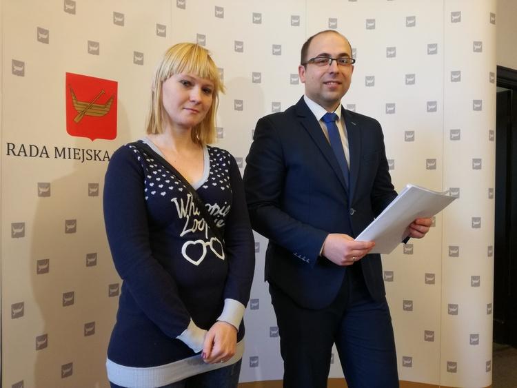 Z niepełnosprawnymi dziećmi w mieszkaniu bez windy i łazienki. Bierność matki czy bezduszność urzędników? 1 40685 0f0153eea8a6e0e3464ee8ec91538ab3