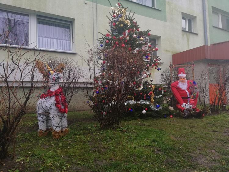 Oryginalny pomysł na choinkę na jednym z łódzkich osiedli 1 41016 73dc63c317199804853df139ba589c8d
