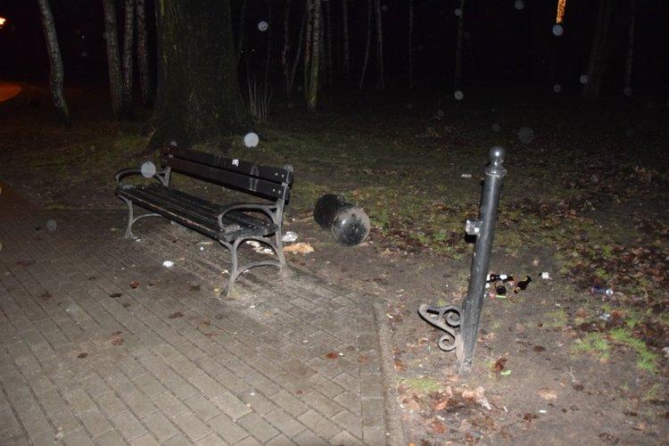 Chuligani uszkodzili metalowe kosze. Straty są szacowane na 3700 zł 1 41058 e222d33d6c7a4bf7dab823e219315eb8