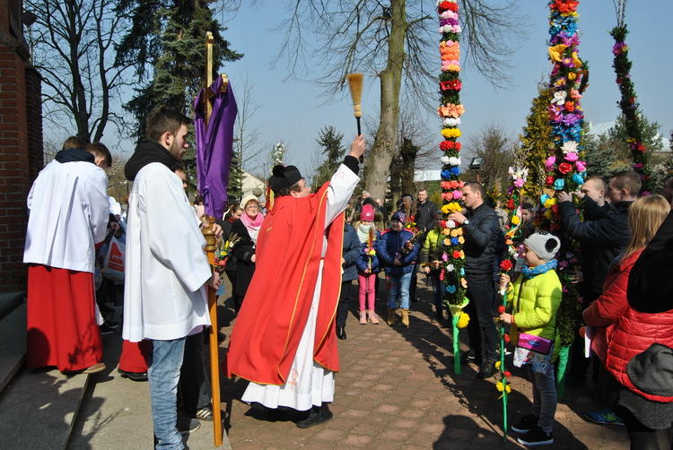W wilamowskim kościele stanęły palmy konkursowe 1 43137 d858529990d64ce025a496e50296a7a8