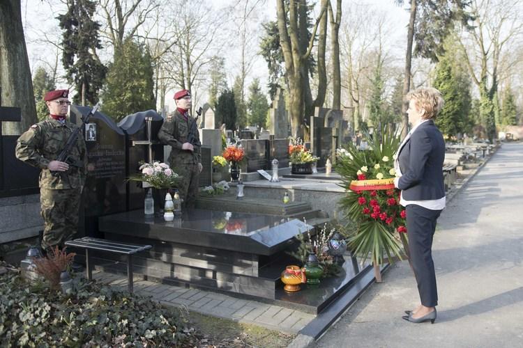 Rocznica katastrofy smoleńskiej. Kwiaty na grobie mec. Joanny Agackiej-Indeckiej 1 43479 4398ed03cb8744e9393beef1e63361c7
