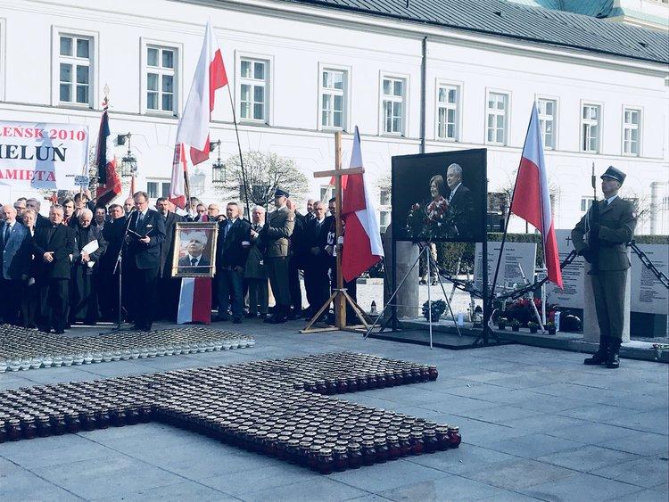 Rocznica katastrofy smoleńskiej. Uroczystości poświęcone pamięci ofiar tragicznego lotu sprzed ośmiu lat 1 43480 1225443bfbfc81f4978120d324a831a3