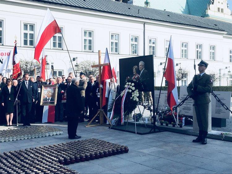 Rocznica katastrofy smoleńskiej. Uroczystości poświęcone pamięci ofiar tragicznego lotu sprzed ośmiu lat 2 43480 b1ac66cc89bd92fe77e2309a25ecb2c5
