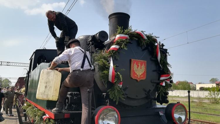 Historyczny pociąg z repatriantami z Kresów Wschodnich przyjechał do Wieruszowa 1 43774 45bb1d2e5f4d81024d430cd3481de7dd