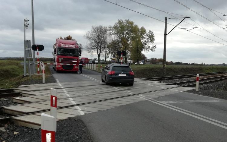 Na przejazdach drogowo-kolejowych pojawią się specjalne nalepki ostrzegawcze 1 43920 240facc6df7ea258314af1b3ff989cde
