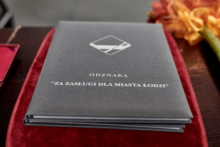 Wręczenie odznaczeń "Za zasługi dla miasta Łodzi" 5 44320 14aa6221807d6a4daf85fae0f44afe29