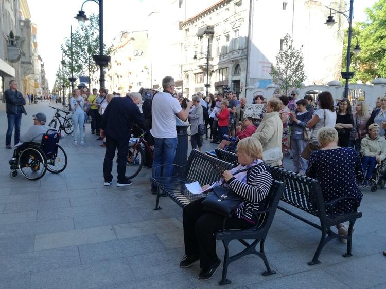 Kolejny protest niepełnosprawnych pod siedzibą PiS w Łodzi 1 44483 03a2bec65c68839dfa7f6443f6c87fa2