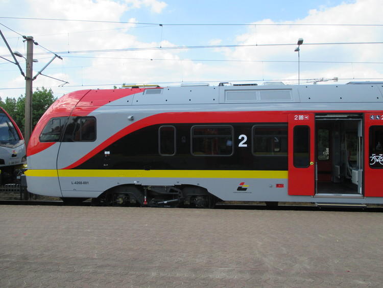 Przepełniony autobus zastępczej komunikacji na łaskim dworcu kolejowym 1 44684 823c7ebc1ce8beedaa7ec346a9c307dd