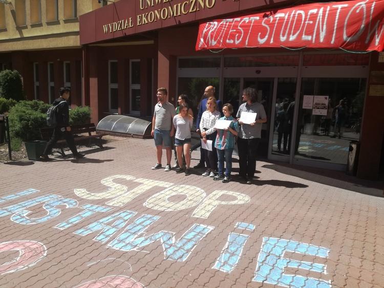 Studenci Uniwersytetu Łódzkiego poparli protest kolegów z Uniwersytetu Warszawskiego 1 44899 2502fa75c8747df6eb751c3744122f11