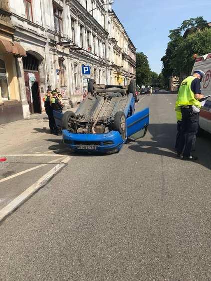 Kolizja z dachowaniem w centrum Łodzi 1 44948 96d07fca832c7f3c7e72b8dff57c1b8a