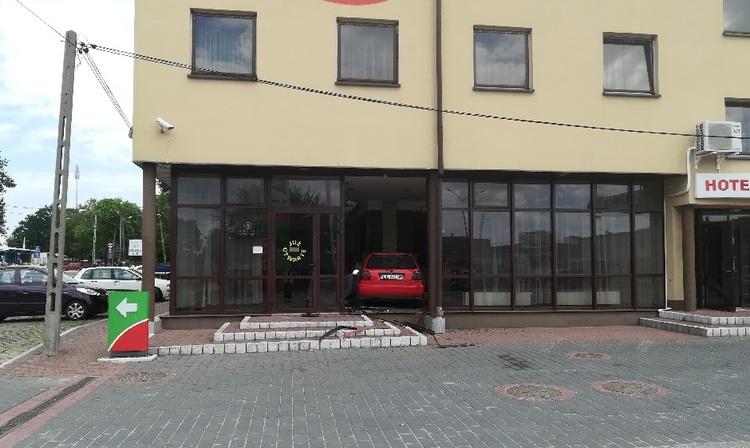 Pijany kierowca staranował drzwi hotelu w Łodzi 1 45137 63a398fe21d8e0dce13e2c9932503b59