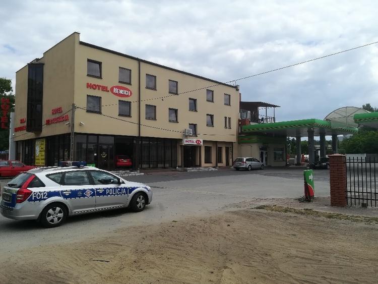Pijany kierowca staranował drzwi hotelu w Łodzi 2 45137 d73b312470b15bd4aef6c98af33325bb
