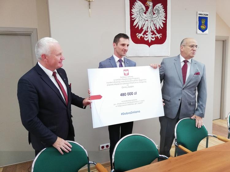 Kolejny "czek" na remont drogi. Tym razem w Zadzimiu 1 45226 d31ff43cf31ef2db39e140fb8c7fe9a3