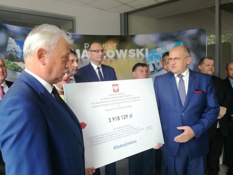 Dotacje wojewody łódzkiego na drogi lokalne. Pieniądze trafiły m.in. do Tomaszowa i Opoczna 1 45394 8d0375d17c87aac5179a45bad57a5b96