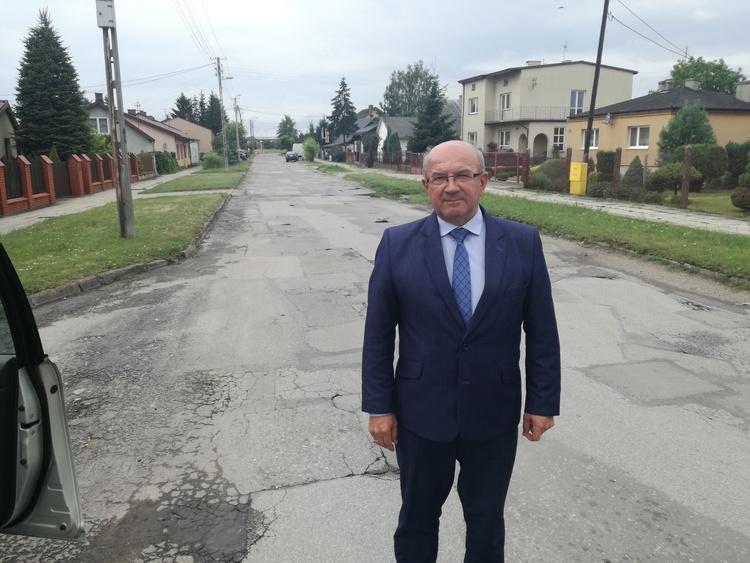 Dotacje wojewody łódzkiego na drogi lokalne. Pieniądze trafiły m.in. do Tomaszowa i Opoczna 2 45394 f80128ba6afa85bc03cb975e87e1ba41