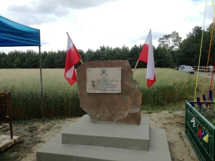 Obelisk upamiętni polskich partyzantów, którzy zginęli w okolicach Piotrkowa 1 45631 6f997ddb357cda8101367b541f0dc43f