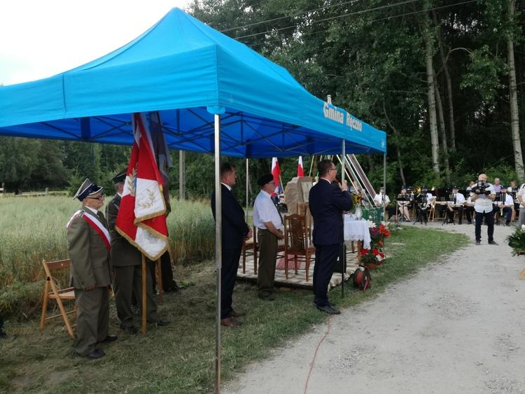 Obelisk upamiętni polskich partyzantów, którzy zginęli w okolicach Piotrkowa 2 45631 6ffe74f8f208181eb0b83a2ac003d726