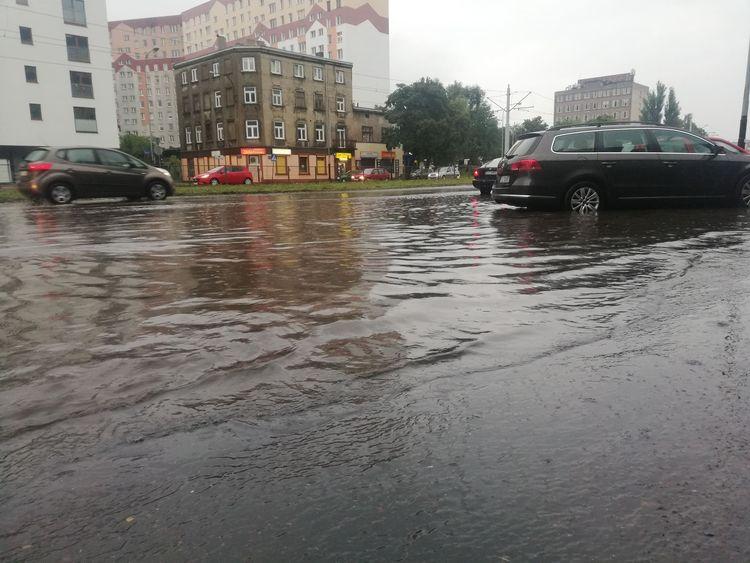 Skutki ulewy w regionie: ranny strażak, zalane ulice i niekursujące tramwaje 1 45853 ed82c9ef366781a9e1617f23b3548299
