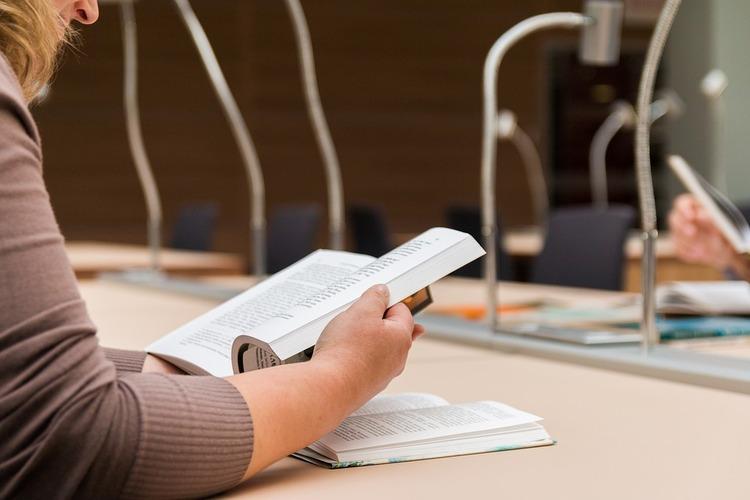 Pracownicy piotrkowskiej biblioteki zachęcają młodzież do czytania 1 46543 a54d2d37d206cec0e91c7a27677fe9c1