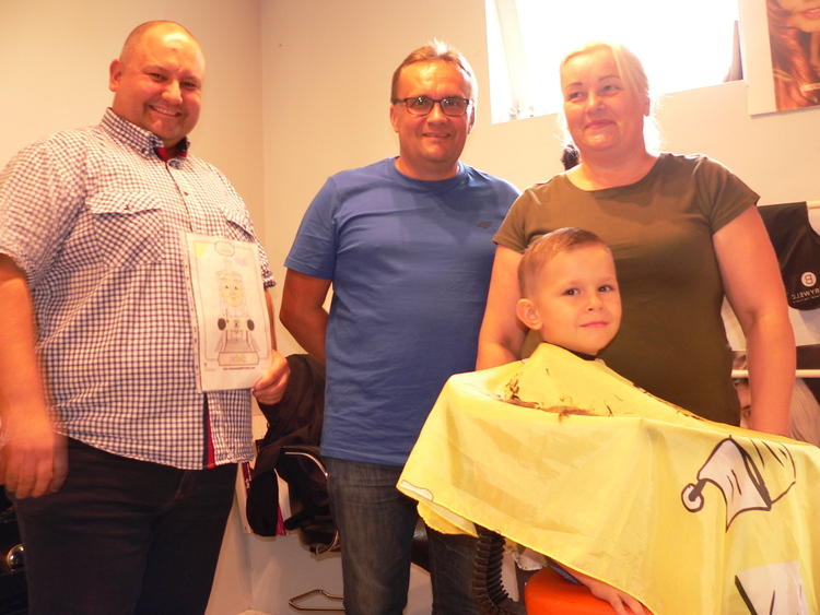 Zbiórka w zakładzie fryzjerskim na rehabilitację dziecka z porażeniem mózgowym 1 46740 daa4b5887bacab279b1b065565ad4872