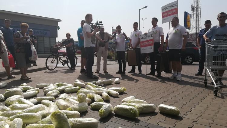 Kapusta przed niemieckim dyskontem w Sieradzu 1 46776 49b17d7c2613d344c1724332d9a347a5