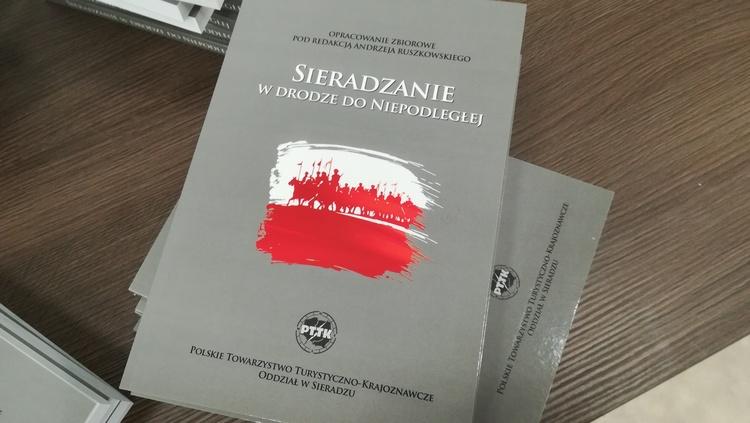 Sieradzanie w drodze do Niepodległej - publikacja miejskiego PTTK 1 47299 b6ca66d35206df549181a2dfad4782d0