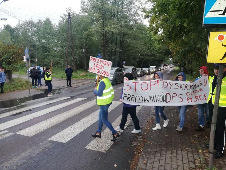 Protesty pracowników łódzkich domów pomocy społecznej. Zablokowali dwie łódzkie ulice 1 47349 449de520b1104d268dcd0ca58037a677