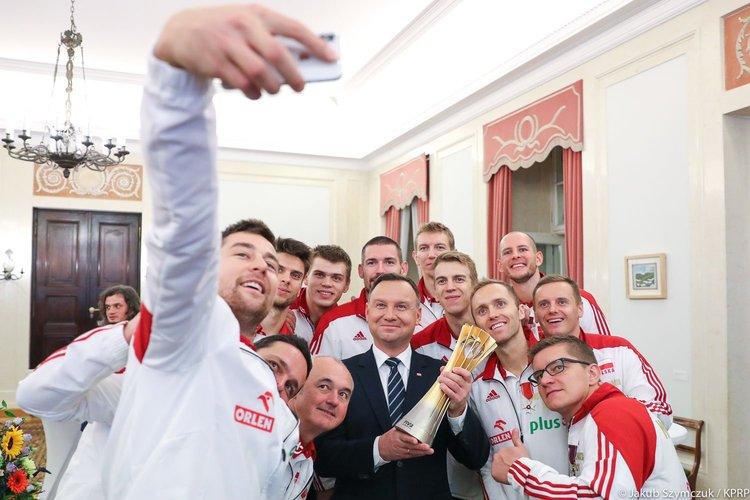Prezydent wręczył siatkarzom odznaczenia państwowe 1 47538 94812047b292bf063ef24b86e5ce64a0