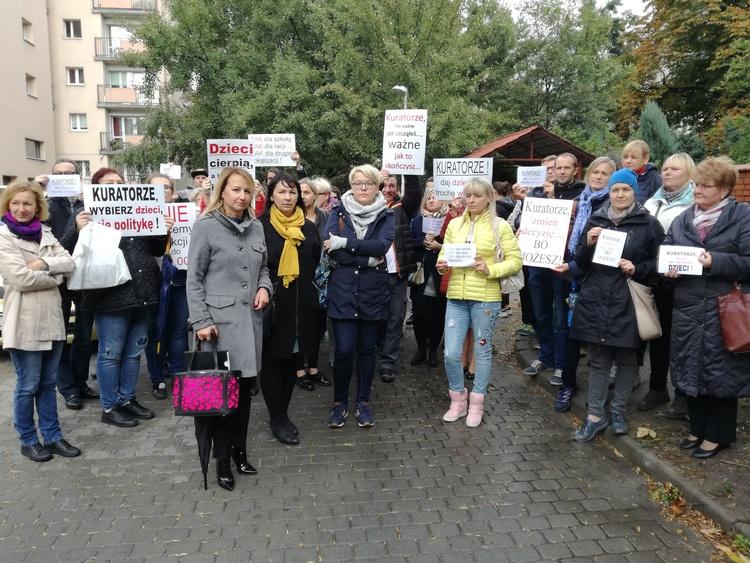 Protest rodziców przed łódzkim kuratorium 1 47573 556deea77af83be96511c6a657df0525