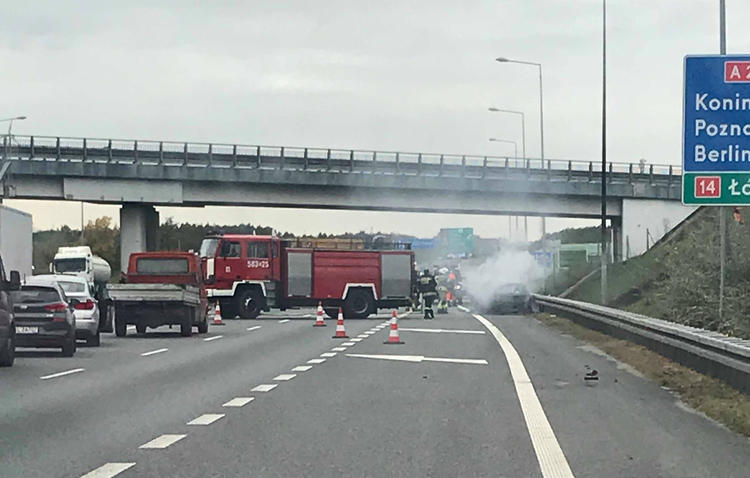 Płonący samochód na autostradzie A2 w pobliżu Strykowa 1 47675 86a05274aca5684a2ad97ffb153b1eba