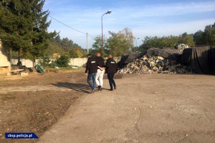 Niemieckie śmieci trafiały na wysypisko w Zgierzu. Policja rozbiła zorganizowaną grupę przestępczą 1 47900 d9834eb88e5fe73eb135753cdfc7a0ca
