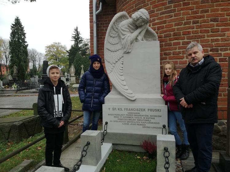 Bohaterowie na Starym Cmentarzu | Nasze dzieci 1 48166 4ac16c56b4e0e1ec69396a38121b6637