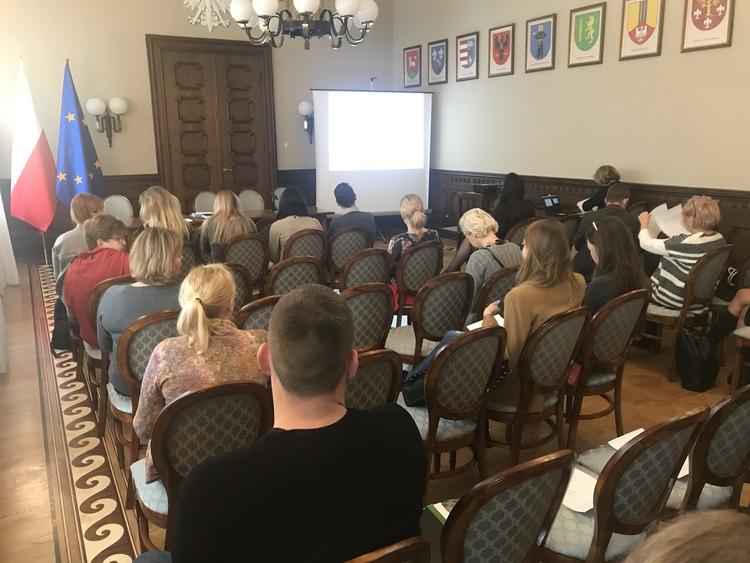 Jak zgodnie z prawem zatrudnić obcokrajowca? Szkolenia dla łódzkich przedsiębiorców 1 49056 ba753b4041a999ad7746c69e5280d349