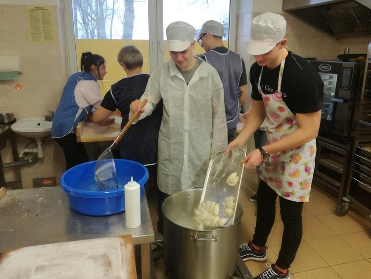 Pomaganie przez gotowanie. Akcja sieradzkich licealistów 1 49316 0944e46312602bef201a0637edb0616c