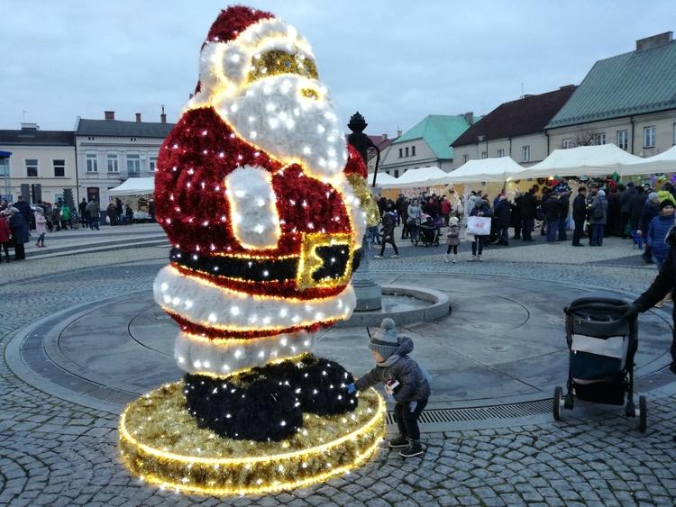 Święta to dobry czas na pomaganie. Sieradzki Jarmark Adwentowy 1 49350 ed0e31b9dff7515b8c7bc03534cb4189