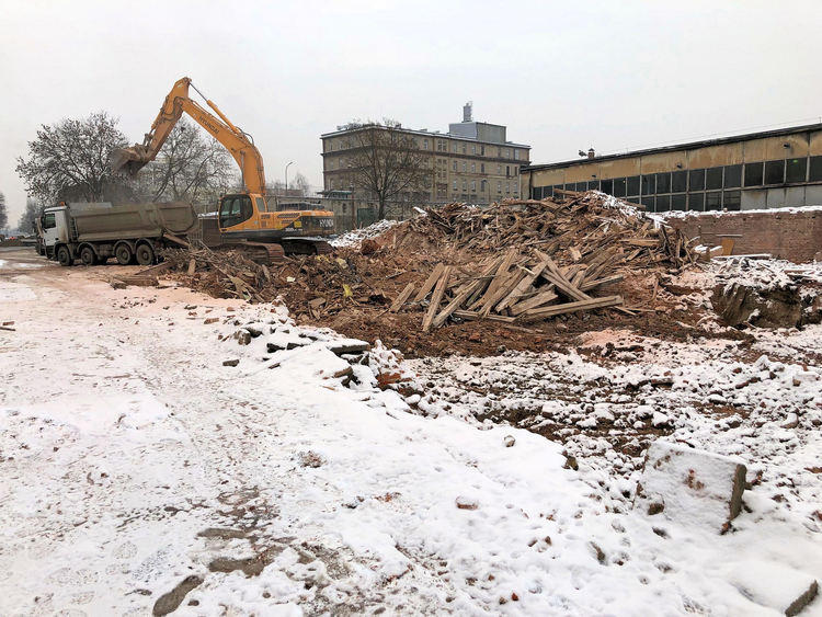 Kamienica u zbiegu ulic Dąbrowskiego i Kilińskiego w Łodzi znika z powierzchni ziemi 1 49374 78832f0b0d4259290f52176c964e950c