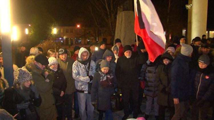 "Jak nigdy dotąd widzimy jak słowo może niszczyć" - kilkuset zduńskowolan oddało hołd Adamowiczowi 1 49962 d9dd7b6aedbff371b8ec684031865698